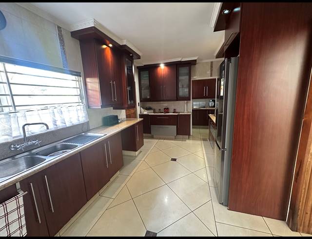6 BEDROOM HOUSE FOR SALE IN BRACKENHURST